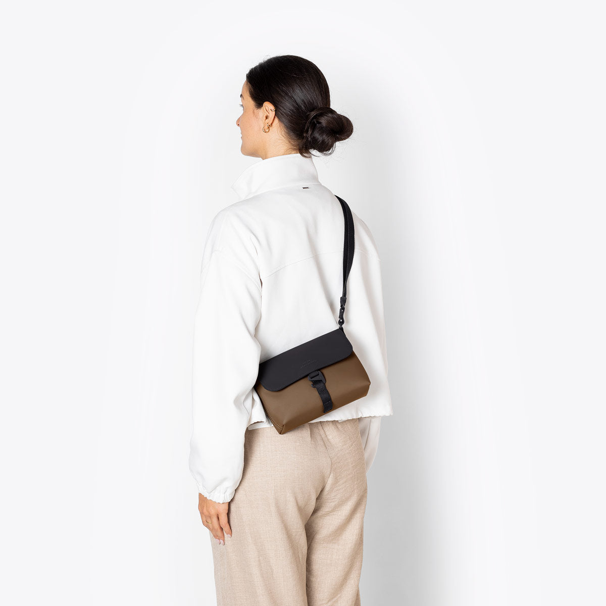 Yuri Shoulder Bag - Black - Chestnut